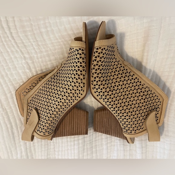 Vince Camuto Perforated Leather Peep Toe Sandals Dastana Nude Size 10M/42 - Picture 4 of 11